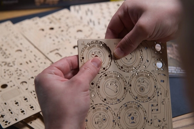 Ugears 3D drvene mehaničke puzzle Kamion CARGO