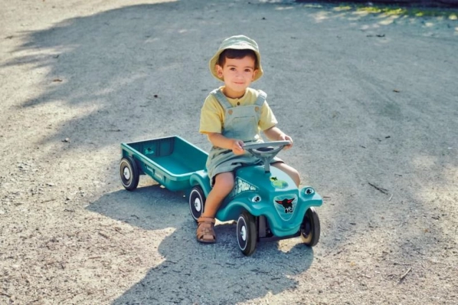 Auto na odgurivanje s prikolicom u tirkiznoj boji