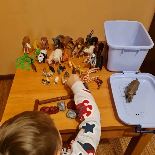 Figura životinja s kovčegom