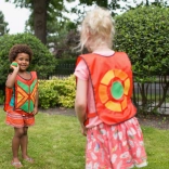 Vanjaska igra hvatanja loptica na prsluk s čičkom