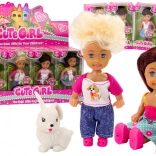 Mini lutkica s dugom kosom i životinjicom u šarenoj odjeći