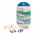 drvena autostaza s autićima i lukovima