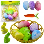 Uskrsna dekoracija s košaricom s zečevima, jajima i mrkvom