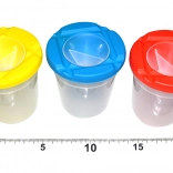 Čaša za vodu s poklopcem na zatvaranje i držačem za kistove