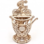 Drvene mehaničke 3D slagalica UGEARS Biciklist – pehar s pokretnim mehanizmom