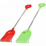 Dječje grablje s metalnom drškom