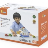 Drveni trajekt s autićima i posadom